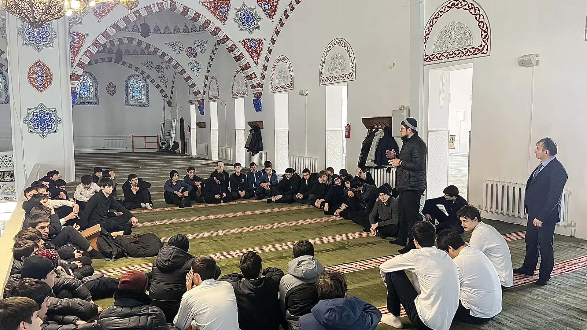 Диалог культур с юных лет: школьники Махачкалы посетили центральную Джума-мечеть и Свято-Успенский кафедральный собор дагестанской столицы